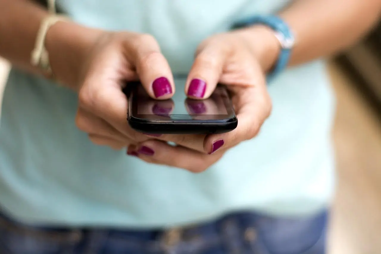 Kobieta zmienia przez telefon limity w aplikacji iPKO
