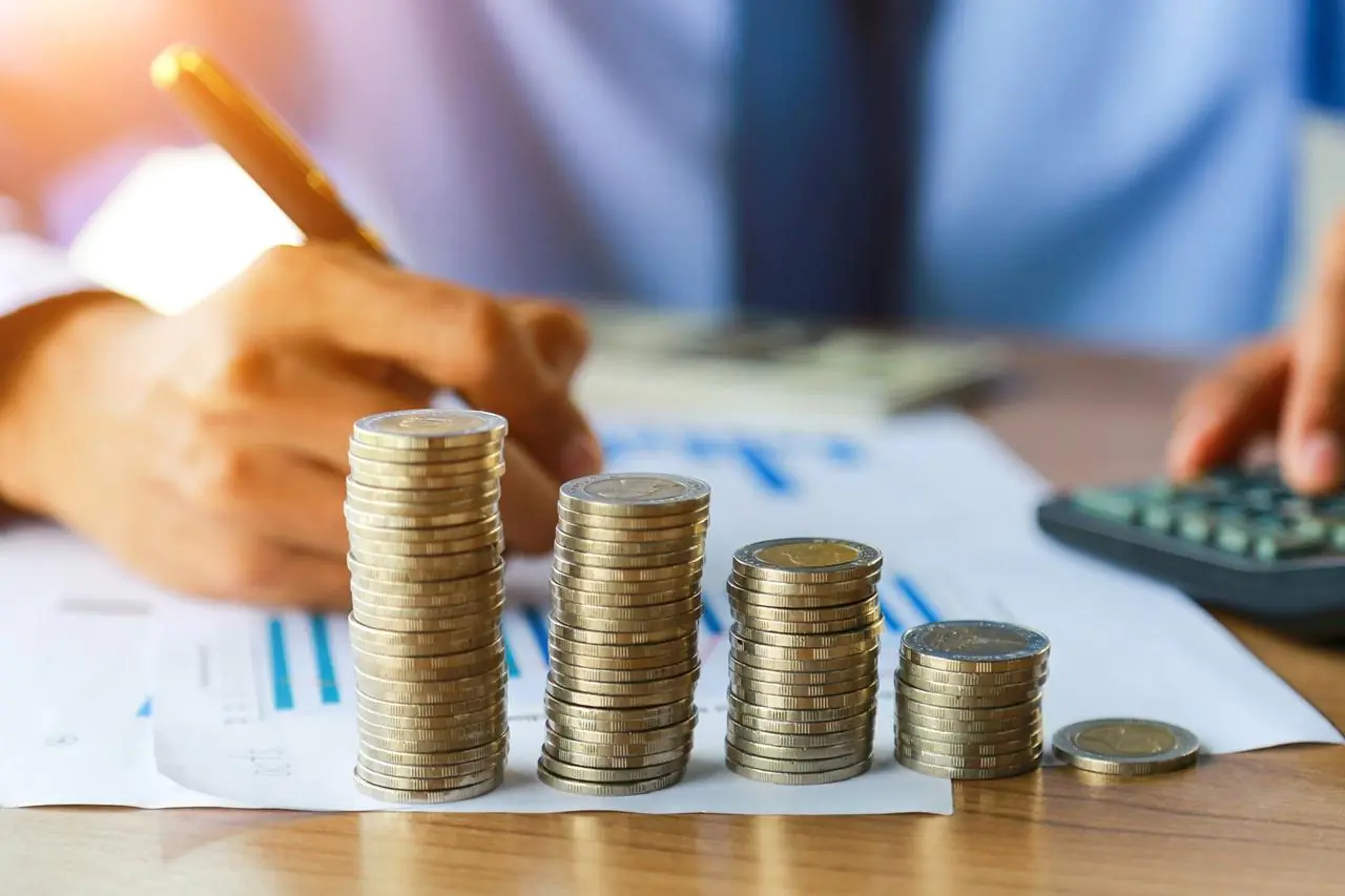 Mężczyzna liczy ile w 2025 r. wyniesie najniższa krajowa
