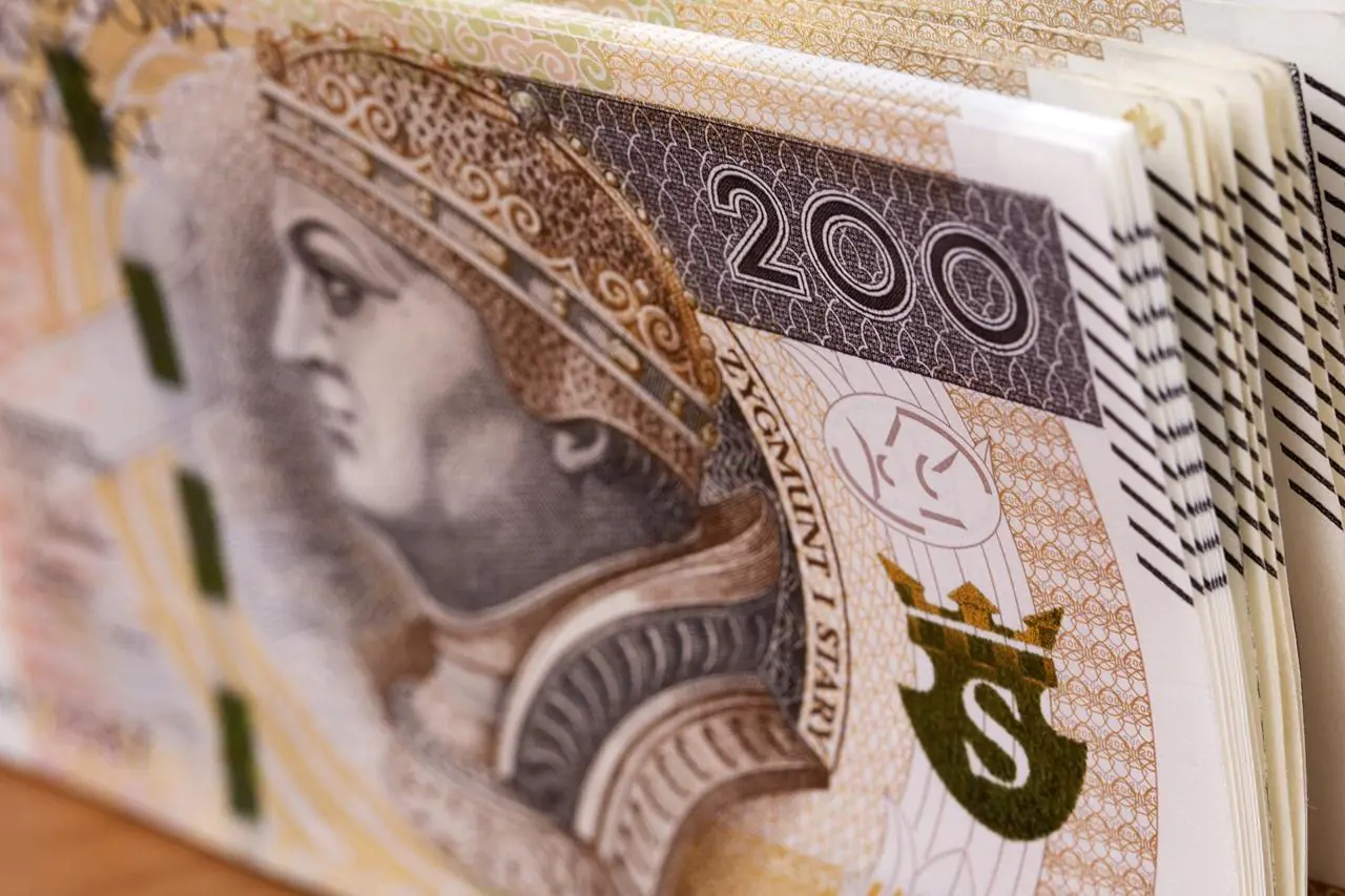 Plik polskich banknotów o nominale 200 zł