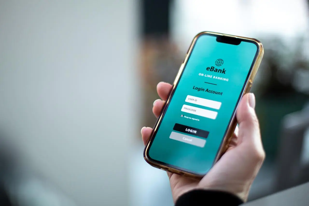 Kobieta sprawdza jak cofnąć przelew PKO BP w aplikacji mobilnej banku