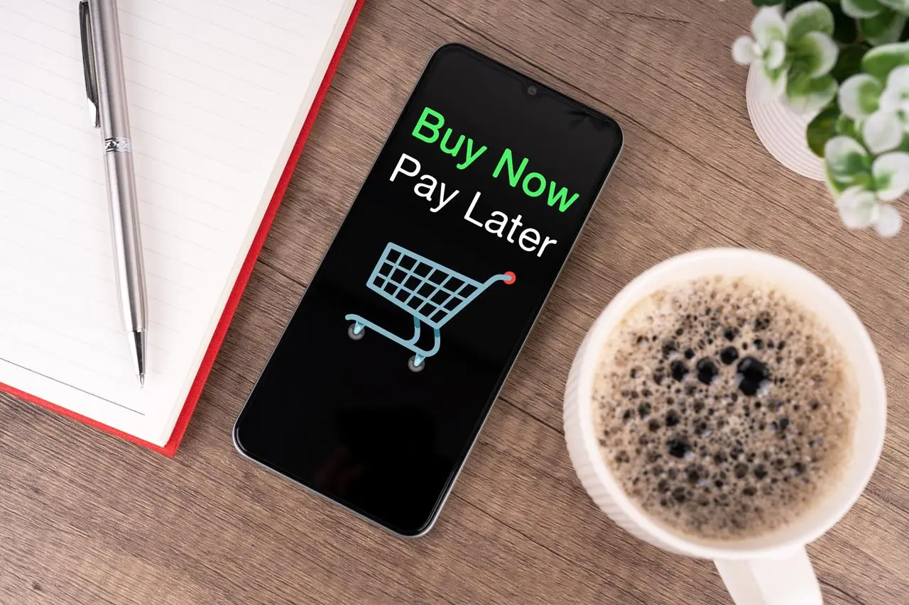 Telefon z wyświetloną opcją buy nowe pay later