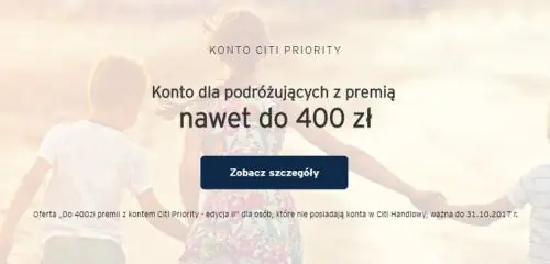 dziewczynka idąca za ręce z dwoma chłopakami