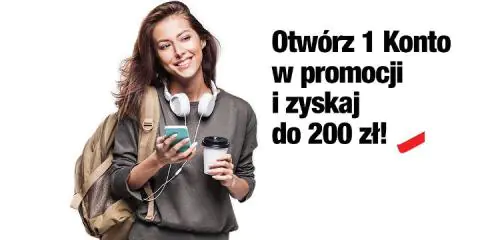 kobieta z plecakiem na jednym ramieniu trzymająca smartfon i kubek kawy