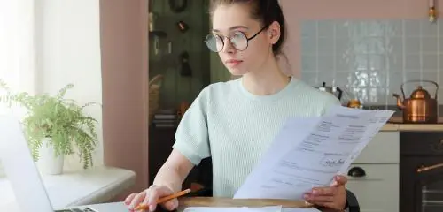 kobieta zaciągająca kredyt gotówkowy bez zaświadczeń przez internet