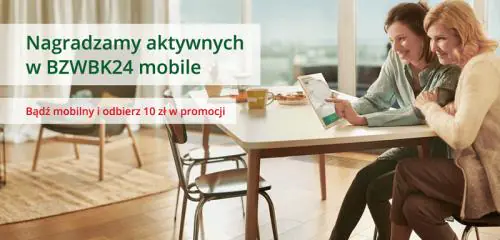 kobiety siedzące przy stole z tabletem