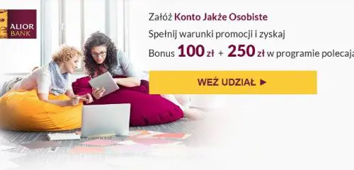 dwie kobiety oglądające coś w tablecie