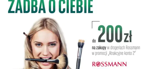 kobieta z pędzlami do makijażu
