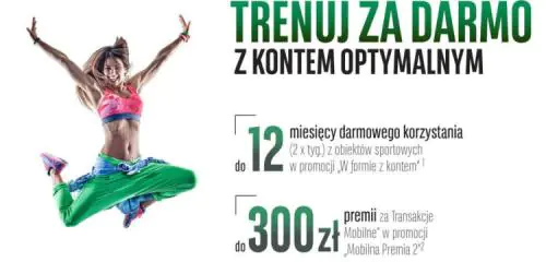 kobieta w stroju sportowym z uniesionymi rękami