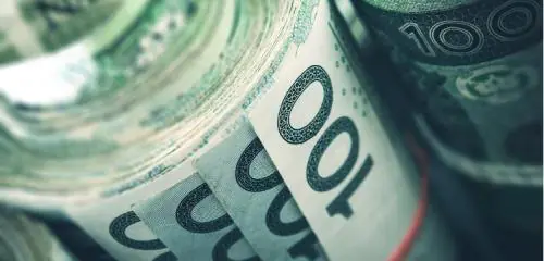 rulony ze stuzłotowych banknotów