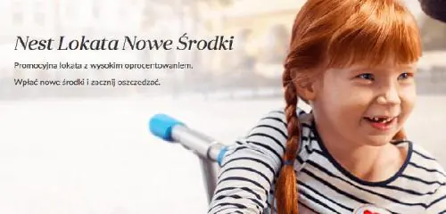 rudowłosa dziewczynka siedząca na ławce