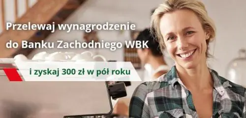 uśmiechnięta kobieta w koszuli w kratę