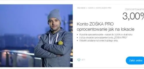 mężczyzna w szarej bluzie i czapce na tle panoramy miasta