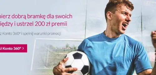 mężczyzna z piłką nożną pod pachą