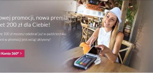 kobieta zbliżająca smartfon do terminala