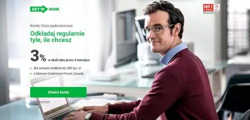 mężczyzna w okularach przy laptopie