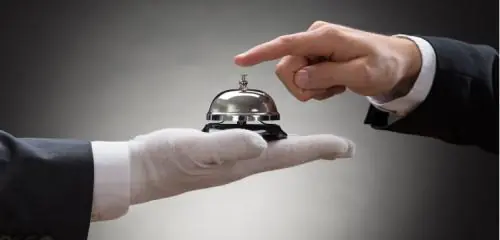 concierge z dzwonkiem na dłoni