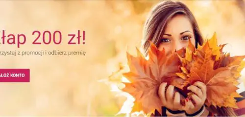 kobieta trzymająca przy twarzy jesienne liście