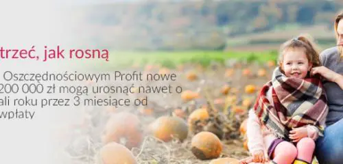 matka z córką siedząca na polu pełnym dyni