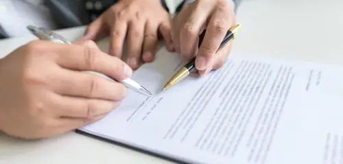 Osoba podpisuje wycofanie zgody na przetwarzanie danych w BIK
