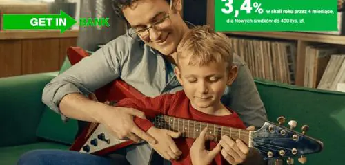 mężczyzna uczący dziecko grać na gitarze