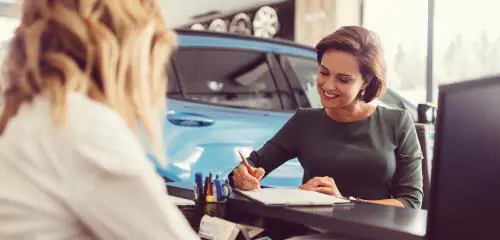 Kobieta podpisuje umowę o leasing