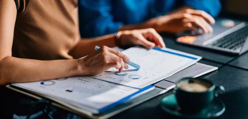 Młode małżeństwo podczas przeglądania dokumentów z firmy, która oferuje czyszczenie BIK.