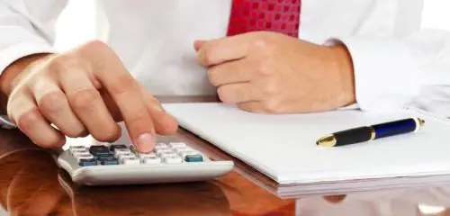 mężczyzna obliczający podatek cit