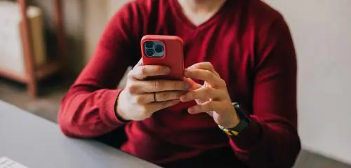 Mężczyzna wysyła przelew Express Elixir przez telefon