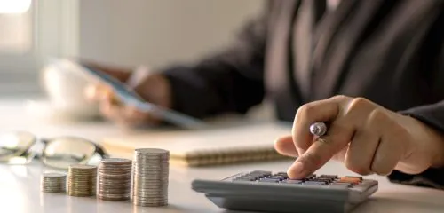 Kobieta w banku liczy wysokość prowizji od udzielenia kredytu