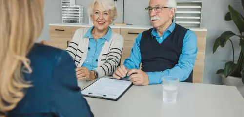 Dwójka seniorów ubiega się o kredyt w banku i rozmawia z doradczynią