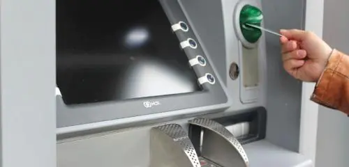 wypłata pieniędzy z bankomatu
