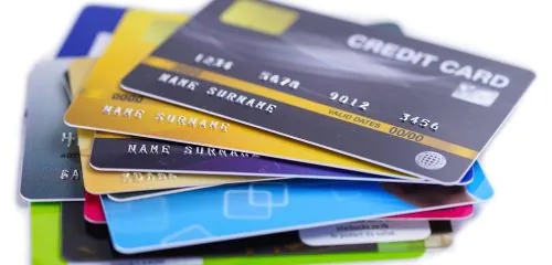 Karty kredytowe w różnych kolorach