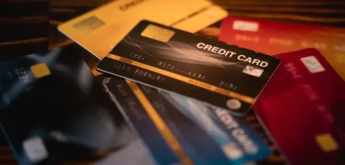 Karty kredytowe w różnych kolorach
