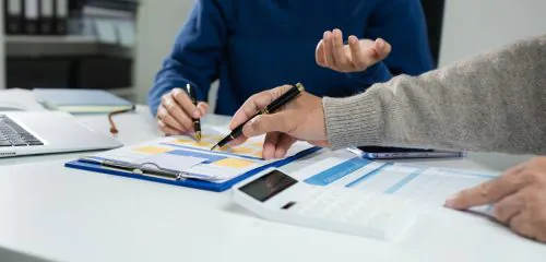 Kobieta i mężczyzna oceniają czy mają szansę na kredyt jeśli ich firma nie ma jeszcze dochodu