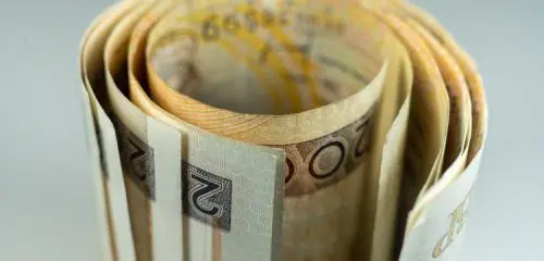 zwinięte w rulon banknoty dwustuzłotowe
