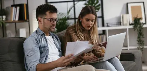 para siedząca przy komputerze i składająca wniosek o urzędowe wakacje kredytowe