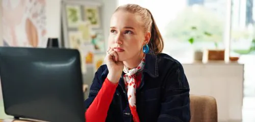 Młoda kobieta myśli jak zdobyć kredyt dla jej firmy działającej krócej niż 6 miesięcy