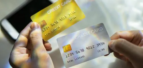 Dwie karty kredytowe żółta i srebrna