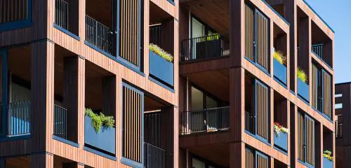 Widok na kilka mieszkań w nowoczesnym apartamentowcu