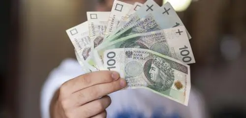 Mężczyzna pokazuje pieniądze
