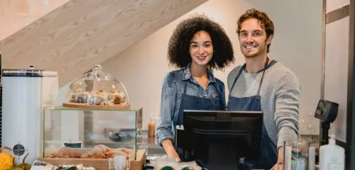 Para młodych ludzi prowadząca kawiarnię w lokalu użytkowym