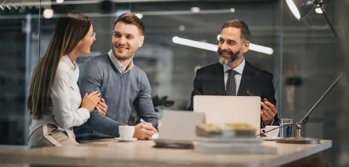 Para podczas spotkania z doradcą finansowym w sprawie kredytu hipotecznego bez ślubu