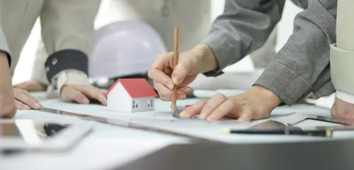 Mężczyzna i kobieta przygotowują kosztorys do kredytu hipotecznego