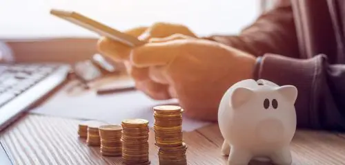 osoba sprawdza w smartfonie co to jest kredyt