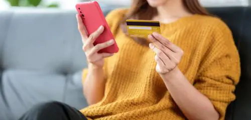 Kobieta aktywuje kartę Santander Bank Polska przez aplikacje mobilną