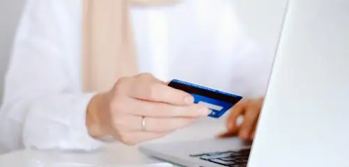 kobieta przenosi konto do innego banku – jak przenieść konto do innego banku