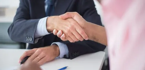 uścisk dłoni podczas podpisywania umowy o kredyt hipoteczny w banku spółdzielczym