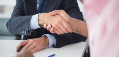 uścisk dłoni podczas podpisywania umowy o kredyt hipoteczny w banku spółdzielczym