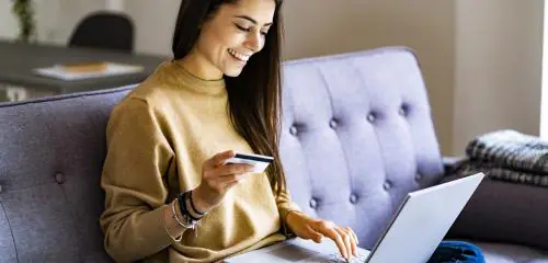 Kobieta aktywuje kartę w bankowości internetowej