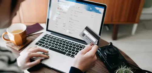 Kobieta sprawdza jak zastrzec kartę w PKO BP przez internet